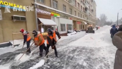 罗马客场遭遇暴雪,航班延误赛前险迟到